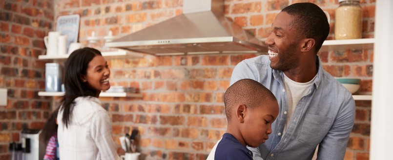 Une famille qui rit dans une cuisine